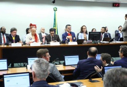 Relatório aprovado pela comissão especial reduz jornada para 40 horas semanais, garante duas folgas e prevê transição gradual sem corte salarial
 -  (crédito: Vinicius Loures / C&acirc;mara dos Deputados) -Relatório aprovado pela comissão especial reduz jornada para 40 horas semanais, garante duas folgas e prevê transição gradual sem corte salarial
 -  (crédito: Vinicius Loures / C&acirc;mara dos Deputados)