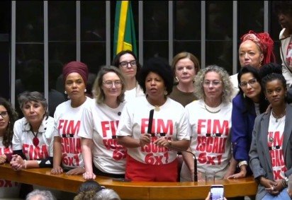 Deputadas a favor do fim da escala 6x1 discursam na bancada -  (crédito: Reprodução/YouTube/Câmara dos Deputados) -Deputadas a favor do fim da escala 6x1 discursam na bancada -  (crédito: Reprodução/YouTube/Câmara dos Deputados)