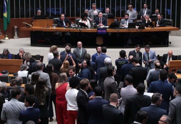 Plenário da Câmara dos Deputados vota na PEC pelo fim da escala 6x1 nesta quarta-feira (27/5) -  (crédito: Bruno Spada/Câmara dos Deputados)
