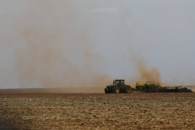 Trator trabalha em fazenda de cultivo de soja numa área de Cerrado em Balsas (MA). Bioma foi o que mais sofreu com o avanço da fronteira agrícola - (crédito: Fernando Frazão/Agência Brasil) Trator trabalha em fazenda de cultivo de soja numa área de Cerrado em Balsas (MA). Bioma foi o que mais sofreu com o avanço da fronteira agrícola - (crédito: Fernando Frazão/Agência Brasil)