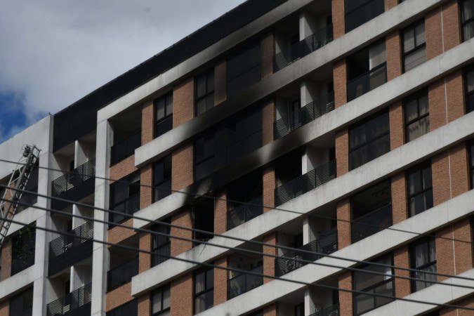 Fumaça se espalhou para outras unidades do edifício - (crédito: Ed Alves/CB) Fumaça se espalhou para outras unidades do edifício - (crédito: Ed Alves/CB)