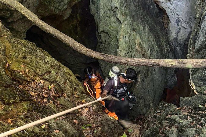 Esta imagem divulgada pela Metta Tham Rescue Kalasin em 26 de maio de 2026 mostra equipes de resgate dentro de uma caverna na província de Xaisomboun - (crédito: HANDOUT / METTA THAM RESCUE KALASIN / AFP) Esta imagem divulgada pela Metta Tham Rescue Kalasin em 26 de maio de 2026 mostra equipes de resgate dentro de uma caverna na província de Xaisomboun - (crédito: HANDOUT / METTA THAM RESCUE KALASIN / AFP)