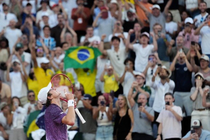 O duelo inédito entre os tenistas vale vaga na quarta rodada do torneio realizado em Paris.
- (crédito: AFP) O duelo inédito entre os tenistas vale vaga na quarta rodada do torneio realizado em Paris.
- (crédito: AFP)
