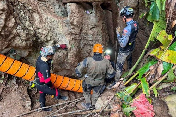 Grupo é encontrado com vida após uma semana em caverna inundada no Laos - (crédito: BBC Geral) Grupo é encontrado com vida após uma semana em caverna inundada no Laos - (crédito: BBC Geral)