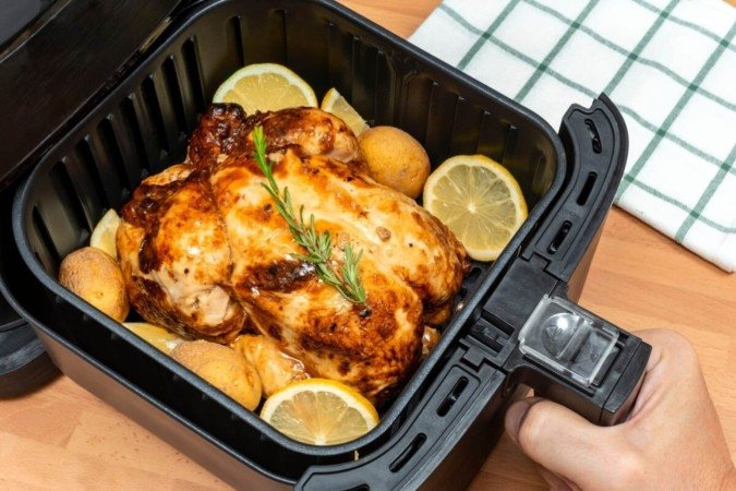 Frango com batata e limão-siciliano (Imagem: rafa jodar | Shutterstock) - (crédito: EdiCase) Frango com batata e limão-siciliano (Imagem: rafa jodar | Shutterstock) - (crédito: EdiCase)