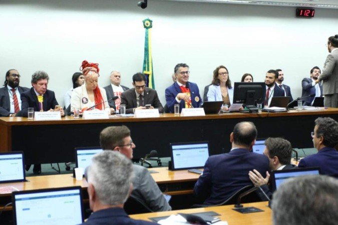 Relatório aprovado pela comissão especial reduz jornada para 40 horas semanais, garante duas folgas e prevê transição gradual sem corte salarial
- (crédito: Vinicius Loures / Câmara dos Deputados) Relatório aprovado pela comissão especial reduz jornada para 40 horas semanais, garante duas folgas e prevê transição gradual sem corte salarial
- (crédito: Vinicius Loures / Câmara dos Deputados)