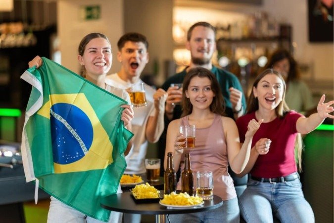 Pequenos hábitos durante celebrações podem fazer diferença no bem-estar sem comprometer a experiência e o prazer do encontro (Imagem: BearFotos | Shutterstock) - (crédito: EdiCase) Pequenos hábitos durante celebrações podem fazer diferença no bem-estar sem comprometer a experiência e o prazer do encontro (Imagem: BearFotos | Shutterstock) - (crédito: EdiCase)