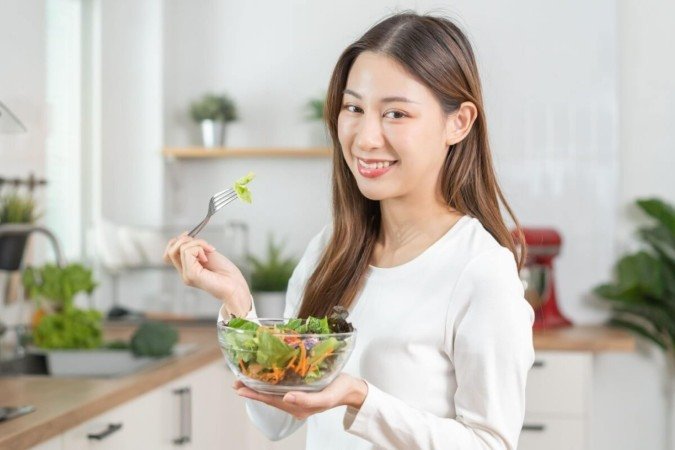 Apesar de não existir uma dieta capaz de curar a condição, a alimentação pode ser uma aliada no controle dos sintomas (Imagem: Kmpzzz | Shutterstock) - (crédito: EdiCase) Apesar de não existir uma dieta capaz de curar a condição, a alimentação pode ser uma aliada no controle dos sintomas (Imagem: Kmpzzz | Shutterstock) - (crédito: EdiCase)