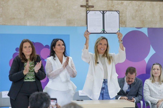 Na posse de Diana (E), a governadora Celina Leão assina criação da Escola Jurídica