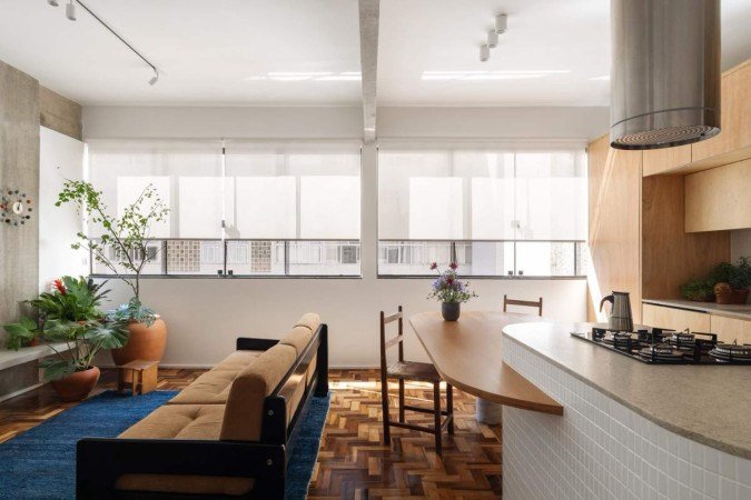 O projeto integra a sala e a cozinha, para que ambos seja um local de descanso e convivência - (crédito: Fotos: Divulgação/Júlia Tótoli ) O projeto integra a sala e a cozinha, para que ambos seja um local de descanso e convivência - (crédito: Fotos: Divulgação/Júlia Tótoli )