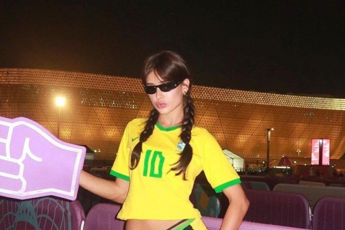 Saias decoradas ajudam a criar combinações fashionistas para assistir aos jogos - (crédito: Reprodução/Instagram/@livia) Saias decoradas ajudam a criar combinações fashionistas para assistir aos jogos - (crédito: Reprodução/Instagram/@livia)