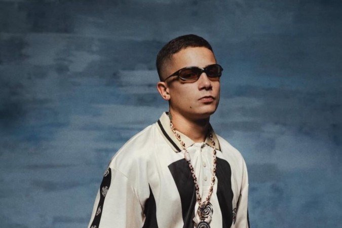 Fabio Alves assinou o stylist do MC Hariel para o novo álbum e apostou em blusa de time com alfaiataria 