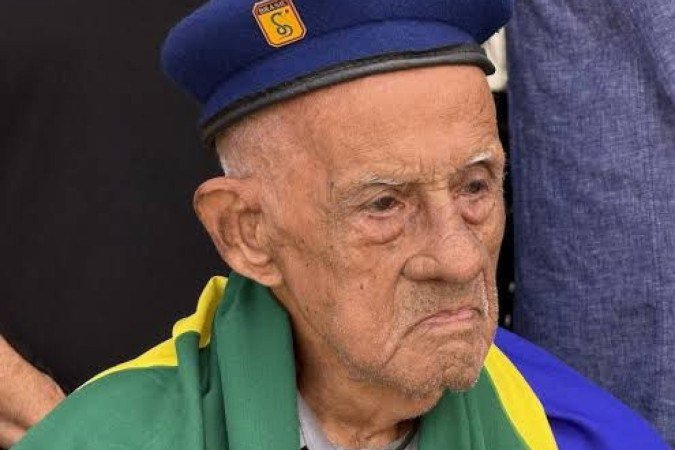 Veterano da Segunda Guerra recebeu homenagem com banda militar em frente de casa em Guaçuí
- (crédito: Reprodução/Prefeitura de Guaçuí) Veterano da Segunda Guerra recebeu homenagem com banda militar em frente de casa em Guaçuí
- (crédito: Reprodução/Prefeitura de Guaçuí)