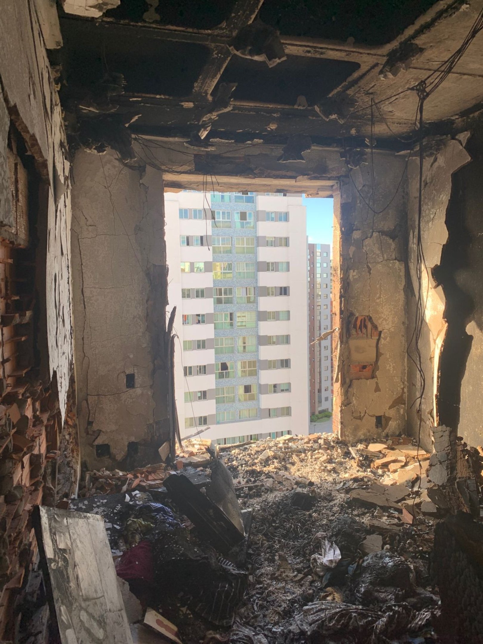 Inc&ecirc;ndio em edif&iacute;cio residencial em &Aacute;guas Claras deixa danos