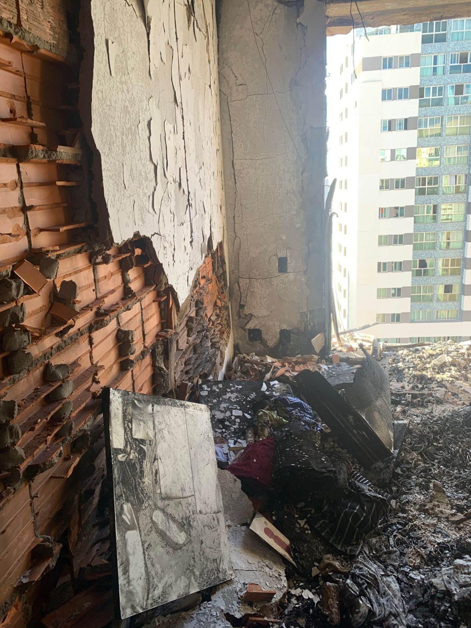 Inc&ecirc;ndio em edif&iacute;cio residencial em &Aacute;guas Claras deixa danos