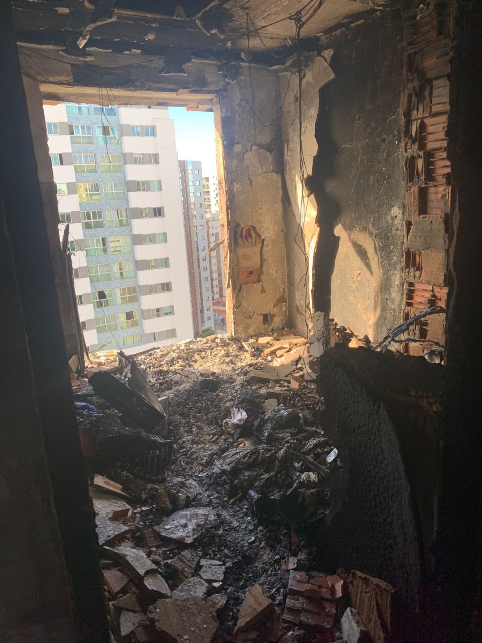 Inc&ecirc;ndio em edif&iacute;cio residencial em &Aacute;guas Claras deixa danos