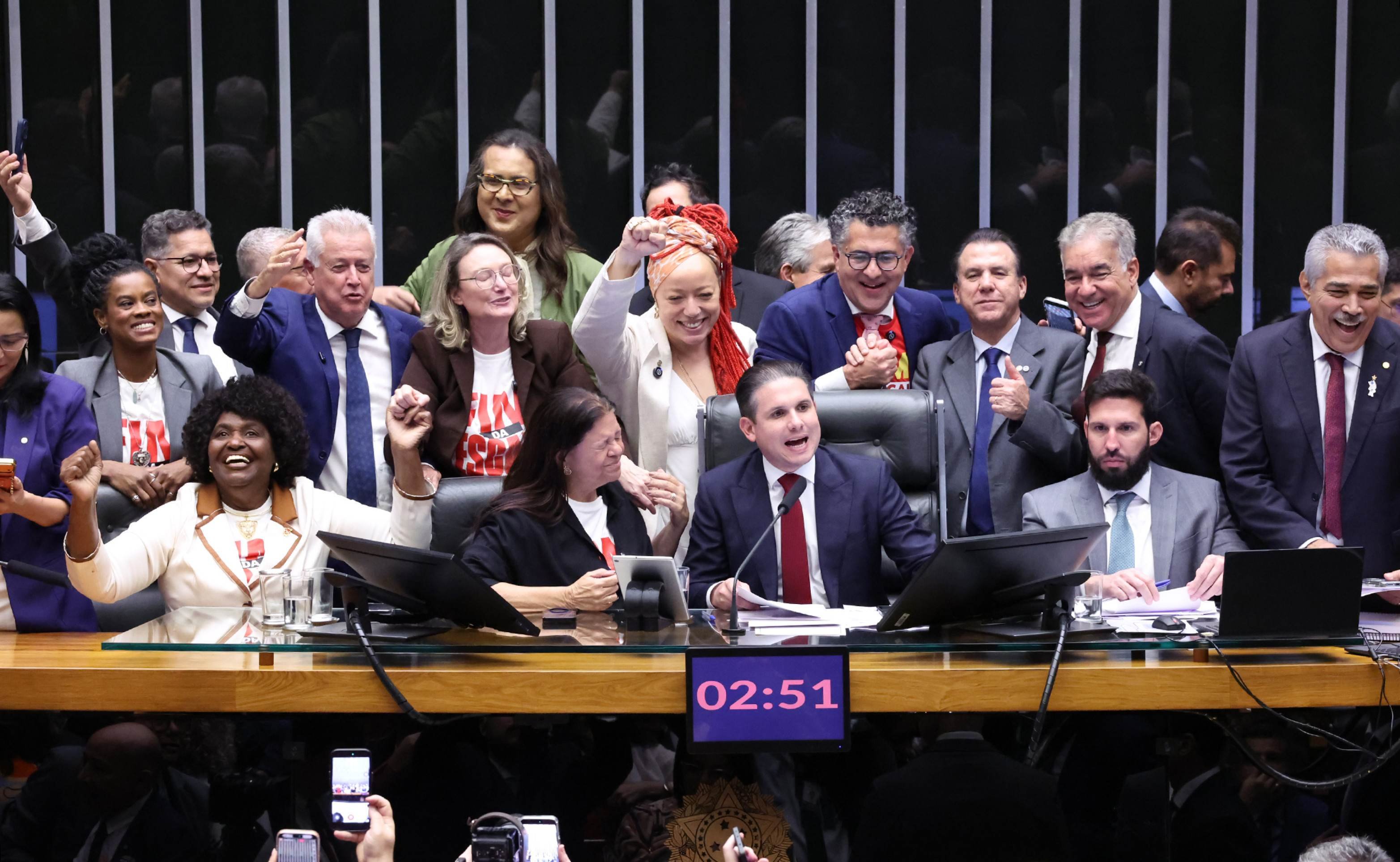Câmara aprova fim da escala 6x1 em dois turnos; proposta segue ao Senado