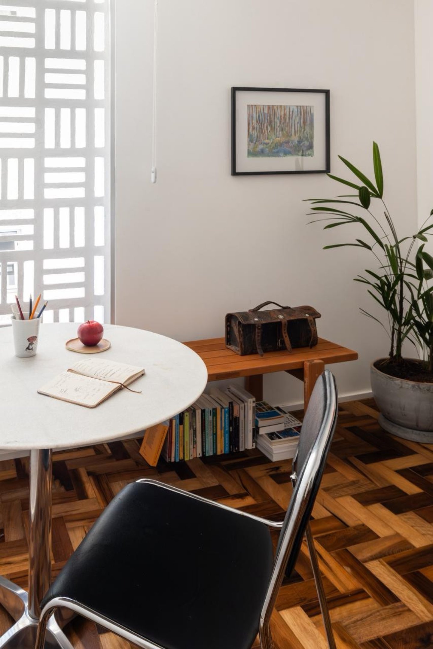 O primeiro projeto tinha  um quarto de h&oacute;spedes, mas  os novos moradores  transformaram em um escrit&oacute;rio 