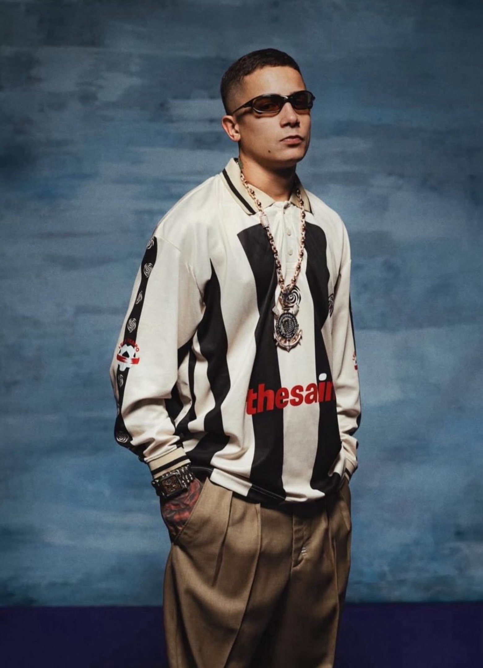 Fabio Alves assinou o stylist do MC Hariel para o novo &aacute;lbum e apostou em blusa de time com alfaiataria 