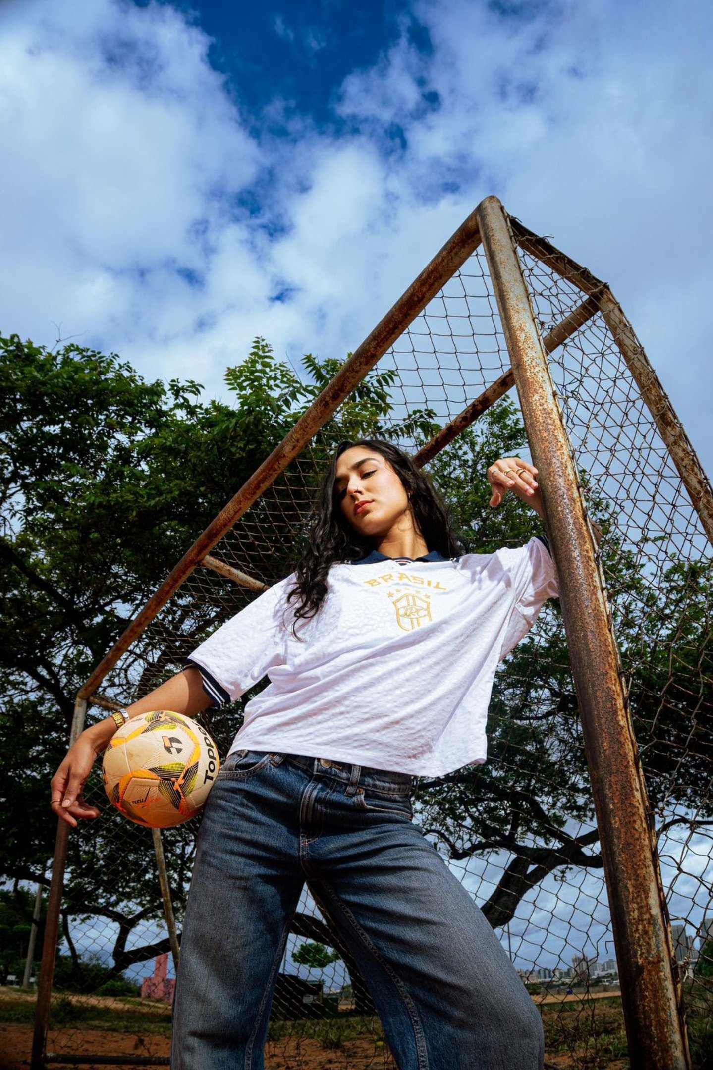 Blusas de cores mais neutras, como branco e azul, facilitam a montagem de looks 