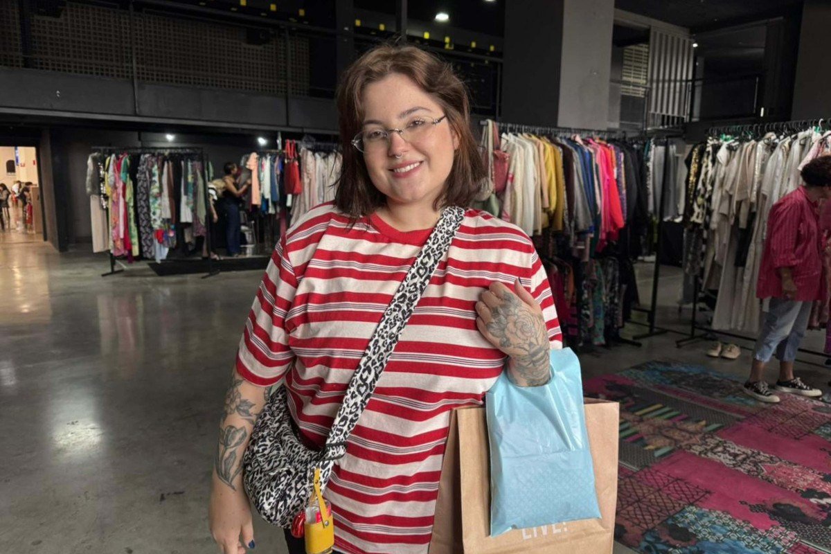 Giovanna Fernandes gosta de garimpar e imaginar a hist&oacute;ria das roupas que leva para casa