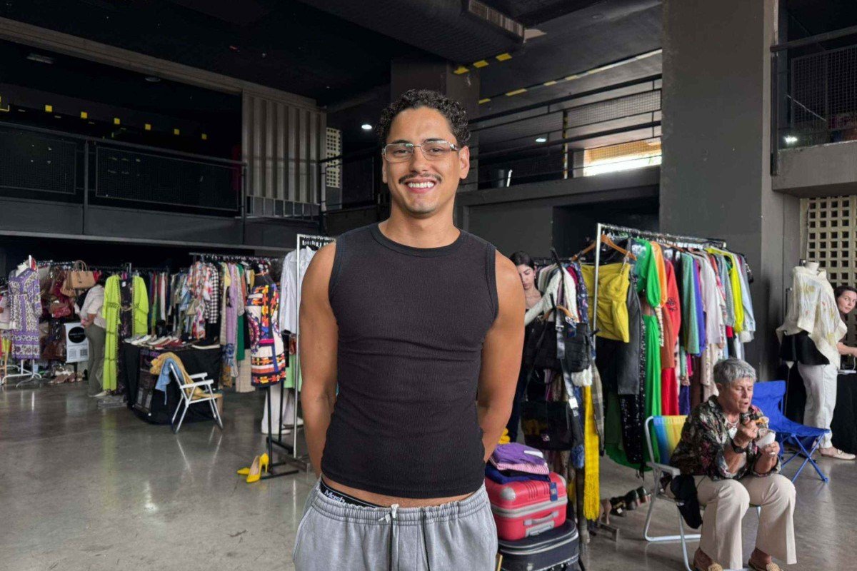 O arquiteto Igor Garcia busca op&ccedil;&otilde;es de traje para um casamento 