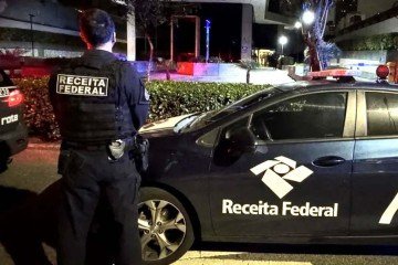 Servidores da Receita em uma das fases da Carbono Oculto, que revelou a presença de uma organização criminosa em usinas, distribuidoras e cerca de mil postos de combustíveis -  (crédito: Receita Federal/Divulgação)