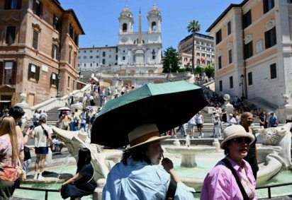 Na Praça da Espanha, em Roma, turistas tentam se proteger do calor de 32°C registrado ontem: clima é incomum para maio, e governo italiano decretou alerta vermelho
 -  (crédito: AFP) -Na Praça da Espanha, em Roma, turistas tentam se proteger do calor de 32°C registrado ontem: clima é incomum para maio, e governo italiano decretou alerta vermelho
 -  (crédito: AFP)