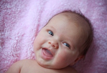 Ainda que pareça algo simples, retribuir o sorriso a um bebê é uma tarefa cerebral complexa, operada por uma rede neuronal sofisticada -  (crédito: Wikimedia Commons/Divulgação ) -Ainda que pareça algo simples, retribuir o sorriso a um bebê é uma tarefa cerebral complexa, operada por uma rede neuronal sofisticada -  (crédito: Wikimedia Commons/Divulgação )