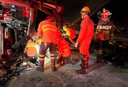 Capotamento de caminh&atilde;o deixa ferido