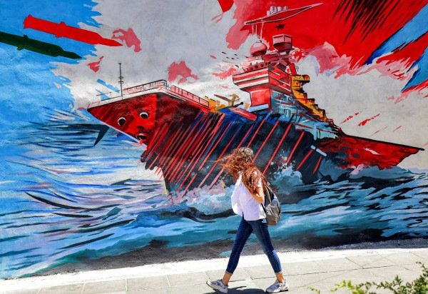 Mural em Teerã retrata ataque a navio norte-americano no Estreito de Ormuz: impasse militar e diplomático -  (crédito: Atta Kenare/AFP)