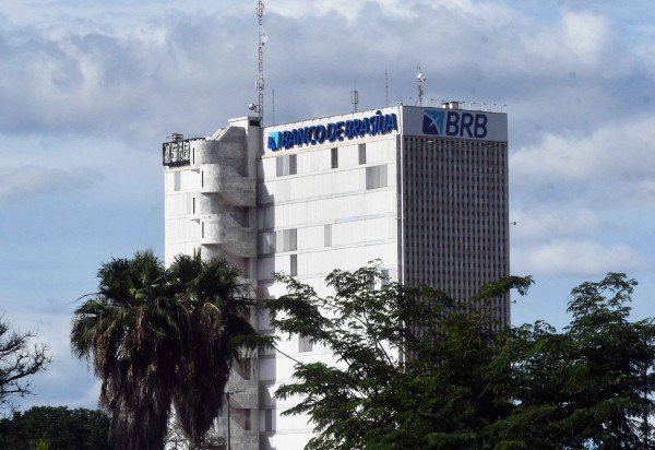 Computadores e celulares foram apreendidos na residência de uma servidora no Gama. -  (crédito:  Ed Alves/CB/D.A Press)