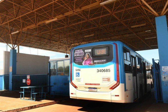 Ao menos 57 ônibus foram alvo dos ataques e muitos tiveram de voltar à garagem da empresa Urbi para troca de vidros - (crédito: Ed Alves/CB/DA Press) Ao menos 57 ônibus foram alvo dos ataques e muitos tiveram de voltar à garagem da empresa Urbi para troca de vidros - (crédito: Ed Alves/CB/DA Press)