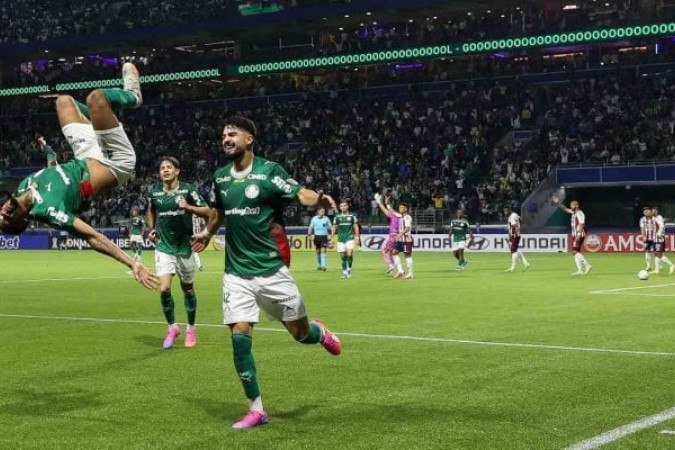  Allan comemora o segundo gol do Palmeiras dando cambalhota. Ao seu lado Flaco, que deu a assistência. O convocado para defender a Argentina deu outras duas assistências e mandou duas na trave -  (crédito: Foto: Cesar Greco / Palmeiras)