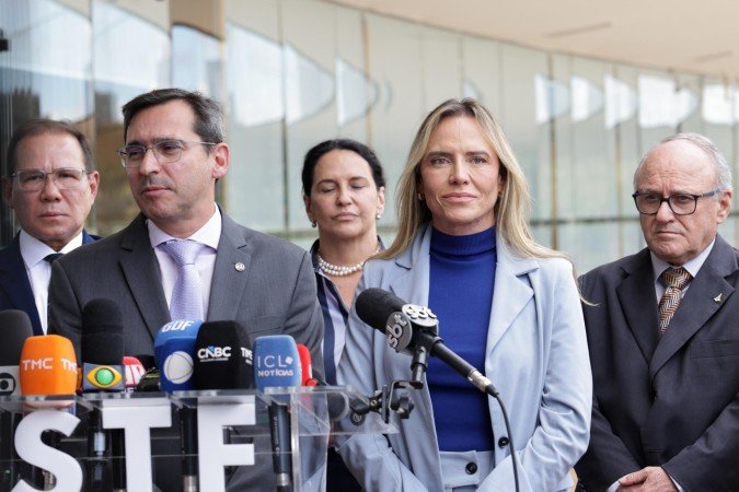 Ao lado do advogado-geral da União substituto, Flávio Roman (E), Celina Leão destacou a importância do banco para o DF