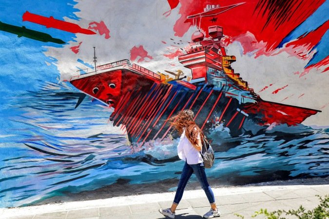 Mural em Teerã retrata ataque a navio norte-americano no Estreito de Ormuz: impasse militar e diplomático - (crédito: Atta Kenare/AFP) Mural em Teerã retrata ataque a navio norte-americano no Estreito de Ormuz: impasse militar e diplomático - (crédito: Atta Kenare/AFP)