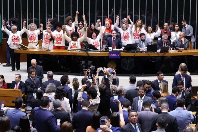 Celebração da aprovação da PEC que acaba com a escala 6x1 no plenário da Câmara: a bola agora está com o Senado - (crédito: Bruno Spada/Câmara dos Deputados) Celebração da aprovação da PEC que acaba com a escala 6x1 no plenário da Câmara: a bola agora está com o Senado - (crédito: Bruno Spada/Câmara dos Deputados)