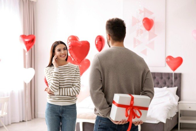 Entender os traços de personalidade e as características de cada signo ajuda na escolha do mimo ideal (Imagem: jusagephoto | Shutterstock) - (crédito: EdiCase) Entender os traços de personalidade e as características de cada signo ajuda na escolha do mimo ideal (Imagem: jusagephoto | Shutterstock) - (crédito: EdiCase)