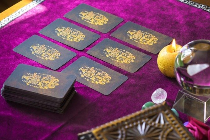 O Tarot revela que a quinta-feira favorecerá quem conseguir agir com maturidade (Imagem: T.Den_Team | Shutterstock)
- (crédito: EdiCase) O Tarot revela que a quinta-feira favorecerá quem conseguir agir com maturidade (Imagem: T.Den_Team | Shutterstock)
- (crédito: EdiCase)