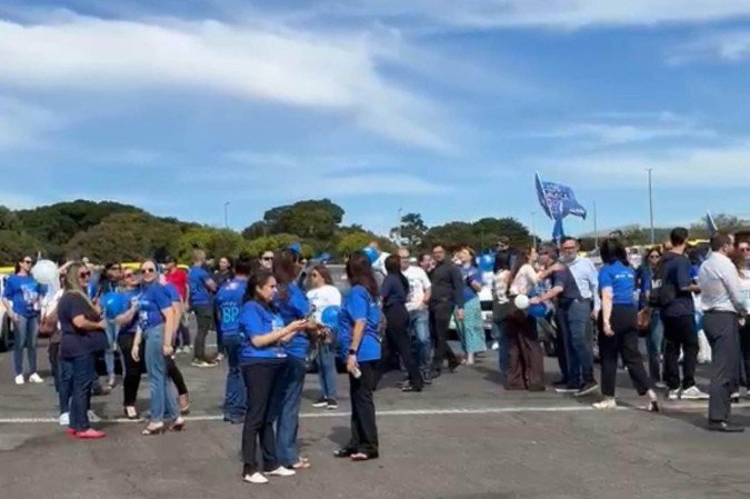 Servidores e acionistas fizeram carreata em defesa do BRB no DF