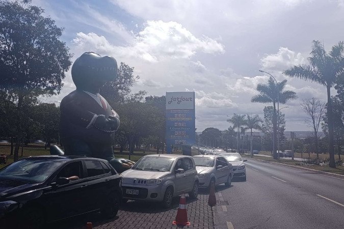 Dia Livre de Impostos movimenta cidadãos do DF em meio a protesto às taxas tributárias - (crédito: João Pedro Zamora) Dia Livre de Impostos movimenta cidadãos do DF em meio a protesto às taxas tributárias - (crédito: João Pedro Zamora)
