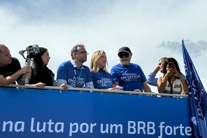Manifestação em favor do BRB saiu da Arena BRB Mané Garrincha em direção ao Palácio do Buriti e à Câmara Legislativa do Distrito Federal - (crédito: Beatriz Mascarenhas/CB/D.A Press) Manifestação em favor do BRB saiu da Arena BRB Mané Garrincha em direção ao Palácio do Buriti e à Câmara Legislativa do Distrito Federal - (crédito: Beatriz Mascarenhas/CB/D.A Press)