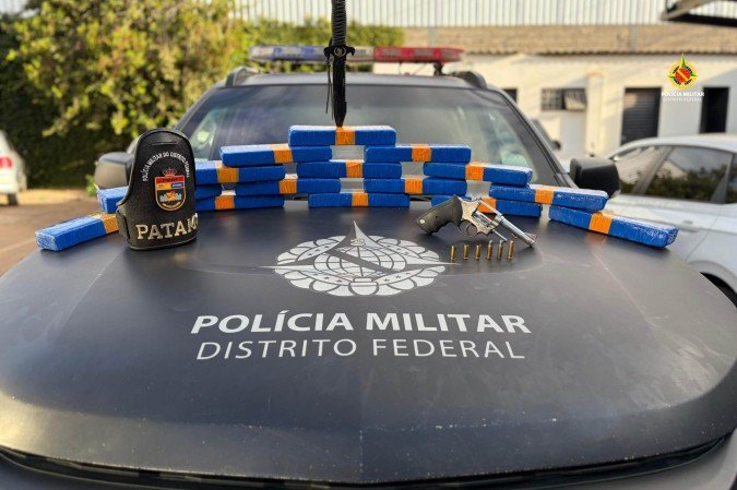 Na ação, também foram apreendidos o veículo utilizado pelos suspeitos e um revólver com três munições intactas e três deflagradas
- (crédito: PMDF) Na ação, também foram apreendidos o veículo utilizado pelos suspeitos e um revólver com três munições intactas e três deflagradas
- (crédito: PMDF)