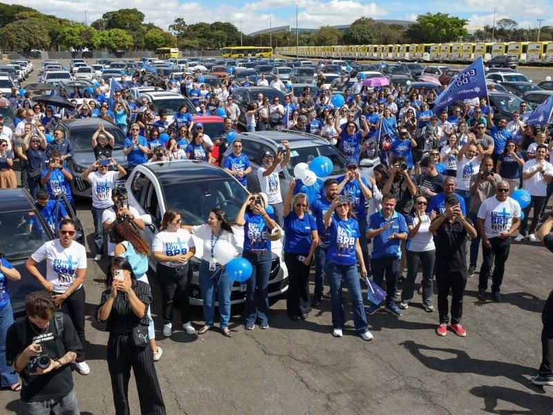 Servidores e acionistas fizeram carreata em defesa do BRB no DF  -  (crédito: Paulo H Carvalho/Agência Brasília/Divulgação)