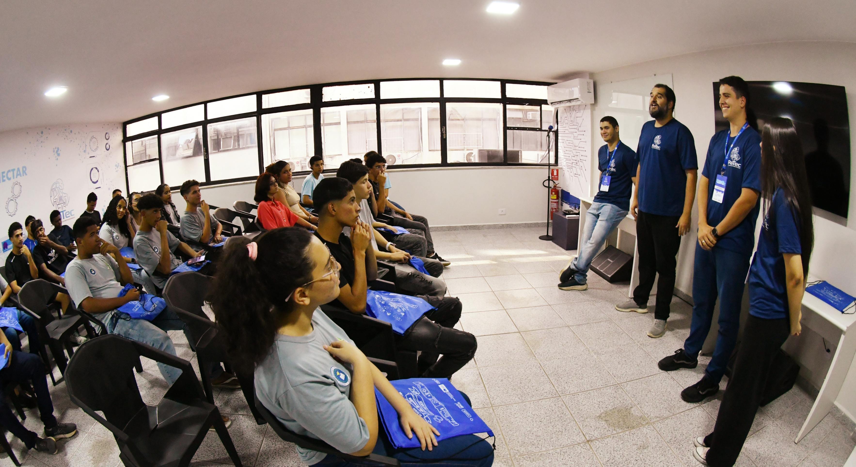 Projeto Parque Tecnol&oacute;gico de Rob&oacute;tica de Bras&iacute;lia (PaTec) atende alunos da Estrutural