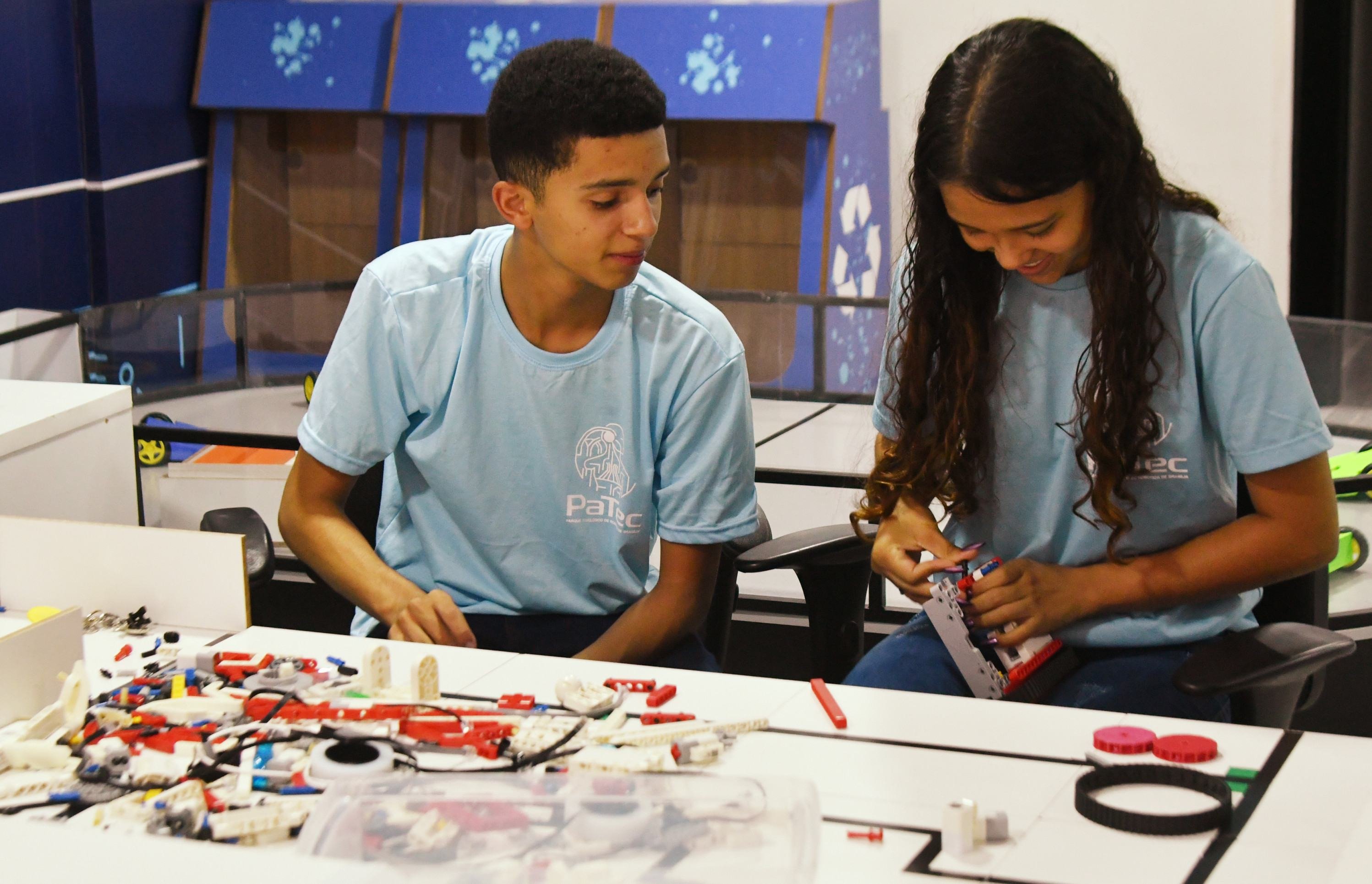 Projeto Parque Tecnol&oacute;gico de Rob&oacute;tica de Bras&iacute;lia (PaTec). Na foto, Gabriel da Silva Bertunes e Maria Eduarda de Souza