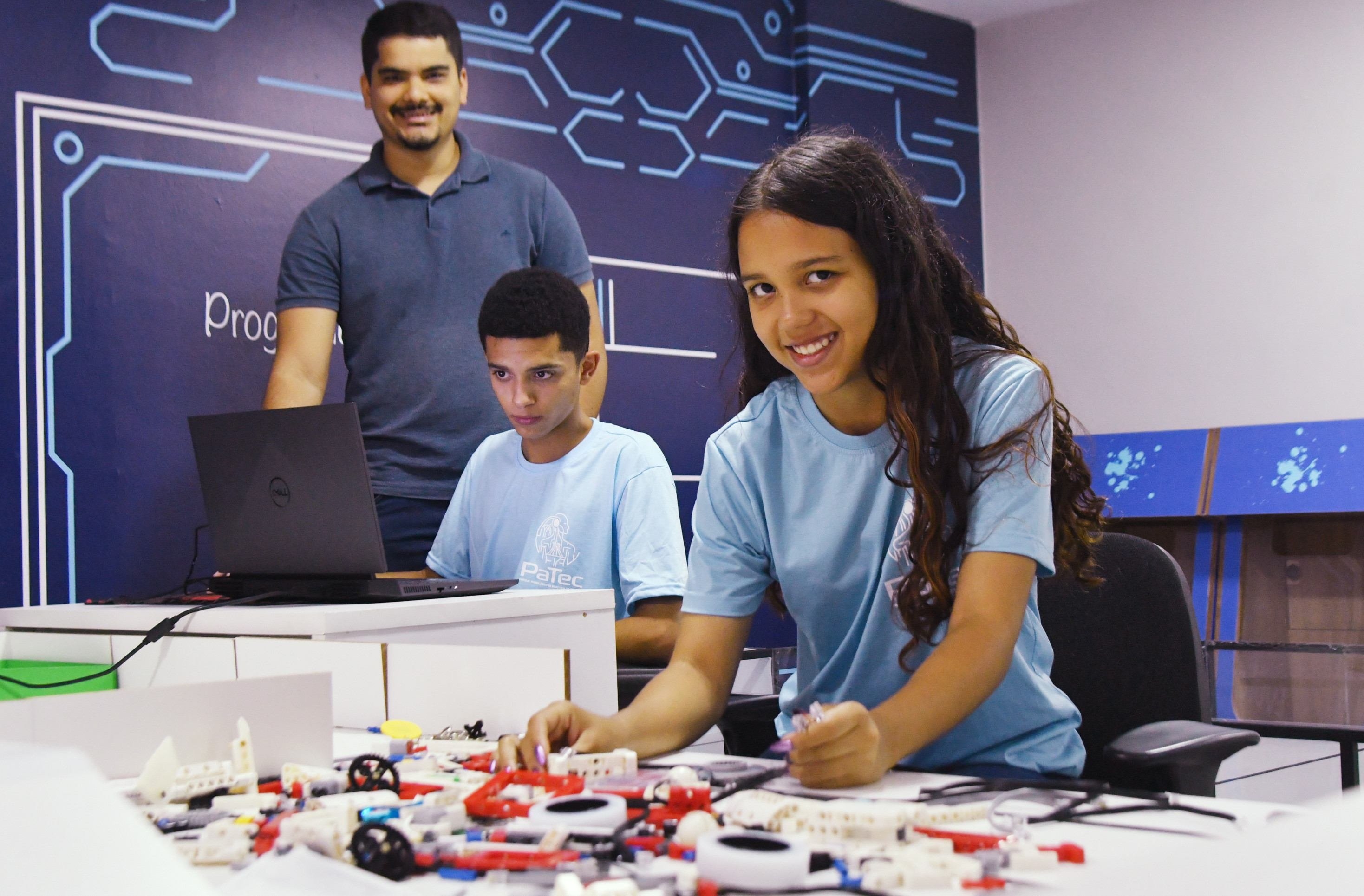 Projeto Parque Tecnol&oacute;gico de Rob&oacute;tica de Bras&iacute;lia (PaTec). Na foto, Maria Eduarda de Souza e Gabriel da Silva Bertunes