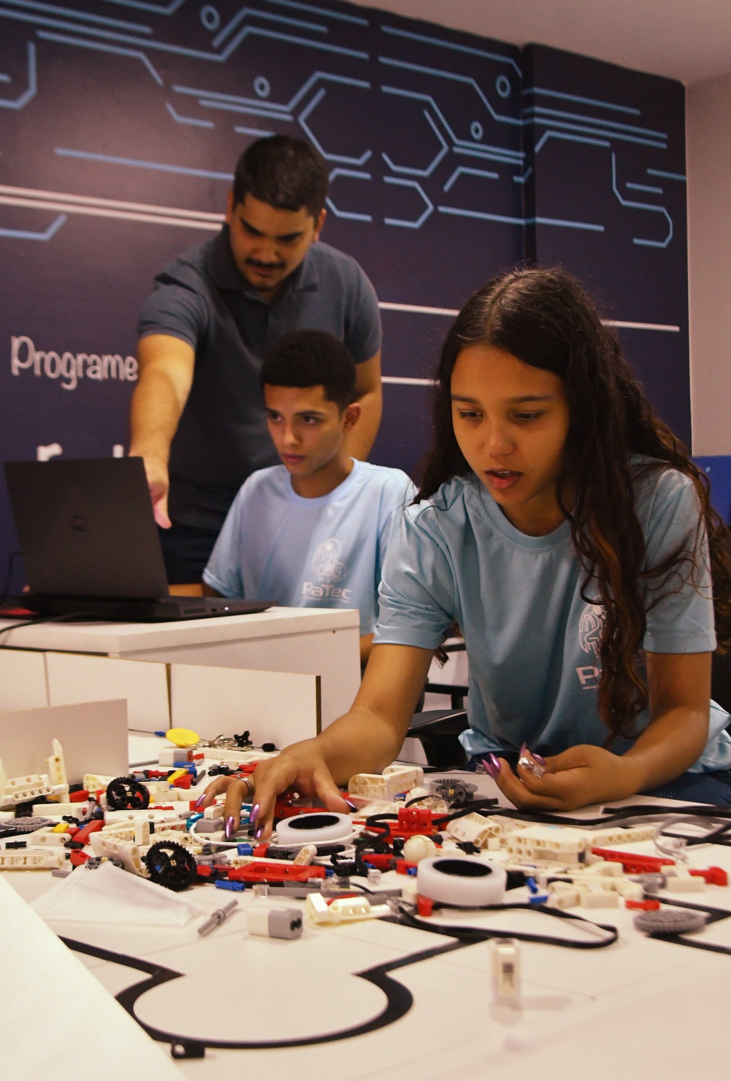 Projeto Parque Tecnol&oacute;gico de Rob&oacute;tica de Bras&iacute;lia (PaTec). Na foto, Maria Eduarda de Souza e Gabriel da Silva Bertunes, da Estrutural