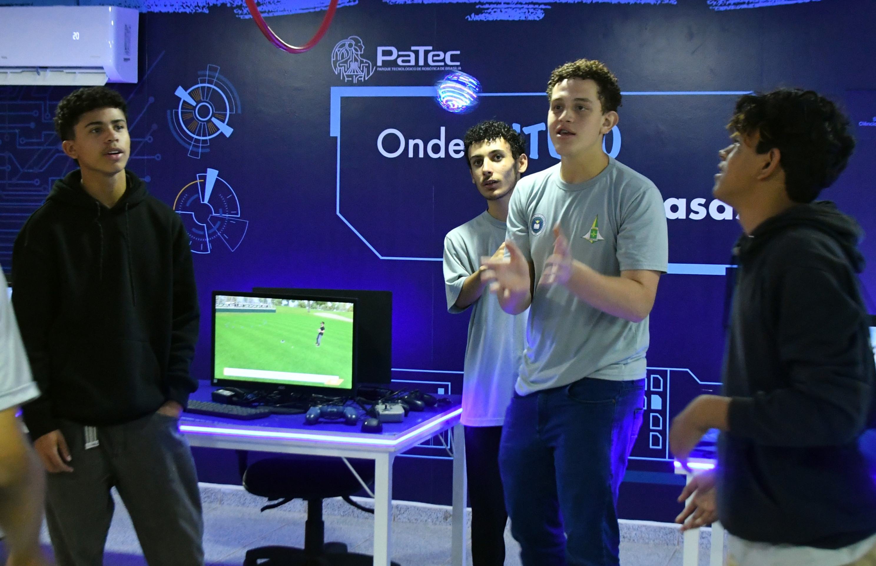 Trampolim para o mundo digital engaja alunos de escolas públicas