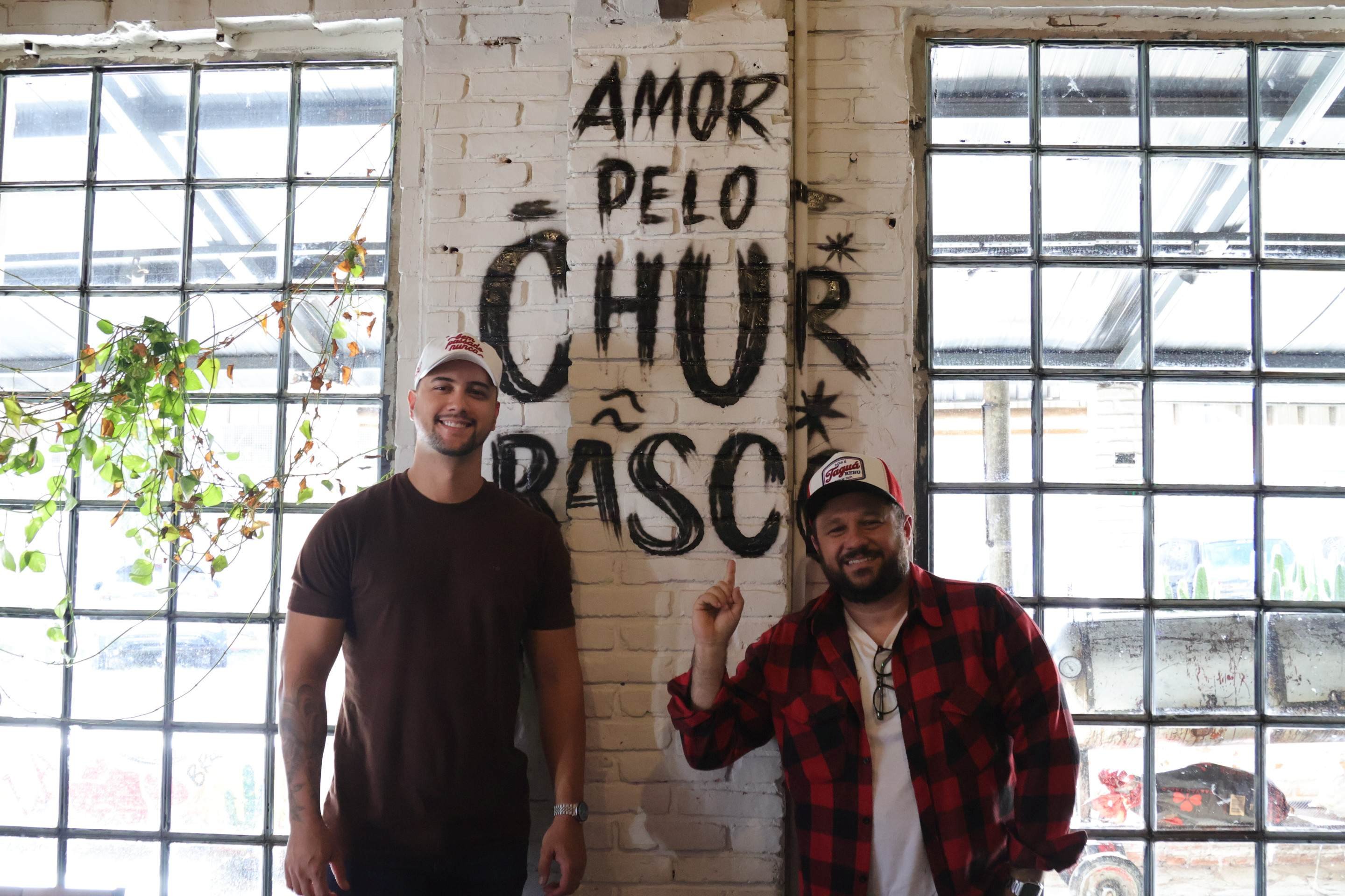 Bruno Oliveira e Lucas Narciso s&atilde;o s&oacute;cios de uma churrascaria